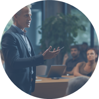 Formateur KIGYOU Academy animant une session devant un groupe